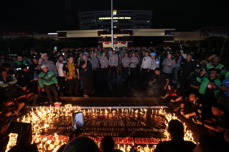 Ribuan driver ojol gelar aksi seribu lilin ojol di Surabaya, tuntut Kapolri usut kasus Affan transparan. (Foto: TBN Polri)