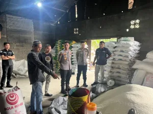 POLISI BONGKAR SINDIKAT BERAS OPLOSAN BERMEREK BULOG SPHP, RATUSAN KARUNG BERISI 1 TON BARANG BUKTI DISITA DI KALSEL
