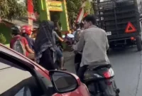 Viral Emak-Emak Pengendara Mobil Tampar Pengendara Motor, Diduga Cekcok di Jalan