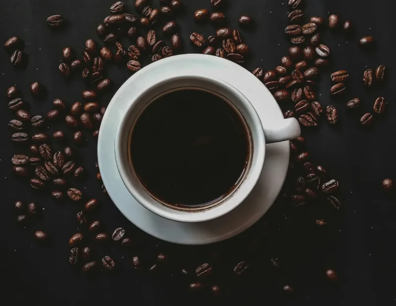 Minum kopi hitam di pagi hari.