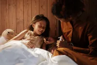 Ilustrasi seorang ibu memberikan obat cacing kepada anaknya.