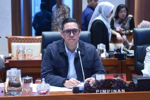 WAKIL KETUA KOMISI I DPR RI, DAVE AKBARSHAH FIKARNO TANGGAPI KRITIK KETIDAKHADIRAN ANGGOTA DPR RI SAAT DEMO BERLANGSUNG. (FOTO: DPR RI)