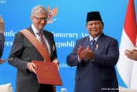 Ilustasi penerimaan tanda kehormatan yang diberikan Prabowo ke Bill Gates.