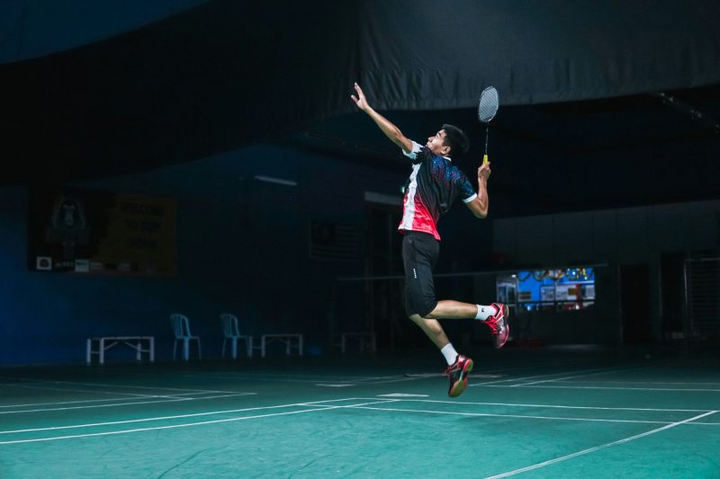 Ilustrasi bermain badminton.