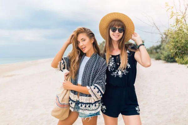 7 Outfit ke Pantai yang Fashionable dan Kekinian, Cocok untuk Liburan