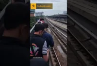 LRT Tiba-Tiba Rusak, Penumpang Terpaksa Jalan Kaki