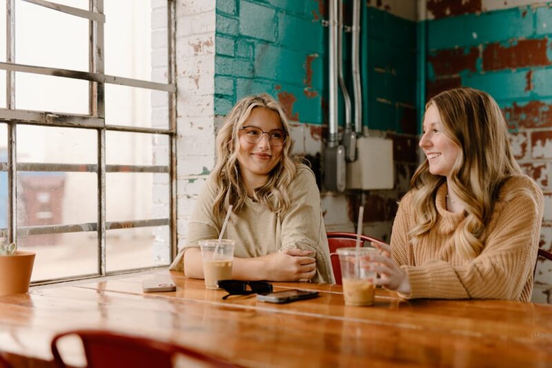 Ilustrasi kumpulan prompt Gemini AI untuk edit foto kafe estetik yang terlihat profesional dan stylish. (Foto: Unsplash)
