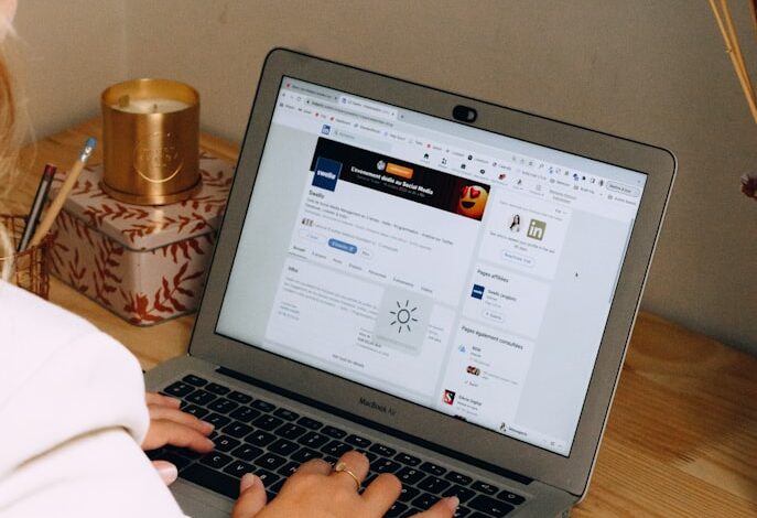 Ilustrasi 30 prompt AI terbaik untuk menulis About Me di LinkedIn yang profesional, menarik, dan sesuai kepribadianmu. (Foto: Unsplash)