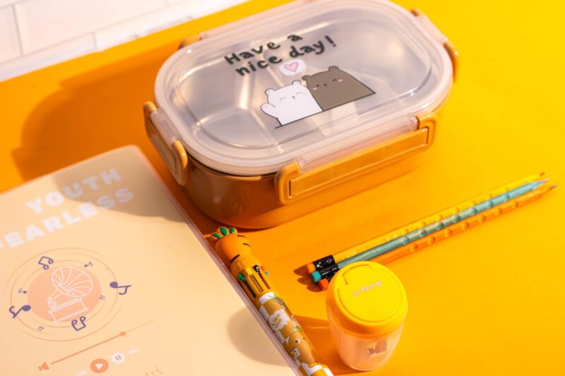 Temukan lunch box terbaik 2025, stylish, aman, menjaga makanan hangat, praktis dibawa ke sekolah dan kantor. (Foto: Unsplash)