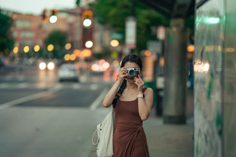 Temukan 50 prompt Gemini AI terbaik untuk edit foto streetstyle agar hasil foto terlihat lebih keren, realistis, dan estetik. (Foto: Unsplash)