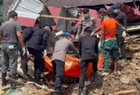 Viral Brimob Temukan Jenazah Ibunya Saat Evakuasi Longsor, Momen yang Bikin Indonesia Menangis