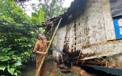 Viral Kisah Cacang Hidayat, 24 Tahun Jadi Honorer Tinggal di Rumah Tak Layak Huni