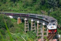Temukan keindahan jalur kereta api di Indonesia, dari pegunungan hingga laut, wajib dijelajahi wisatawan. (Foto: kai.id)