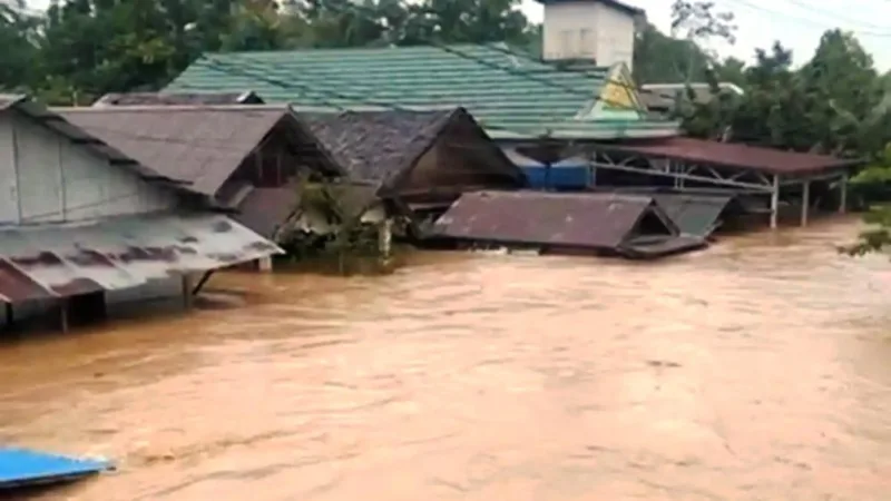Banjir Bandang Balangan Setinggi Dada Orang Dewasa, Rekaman Warga Viral