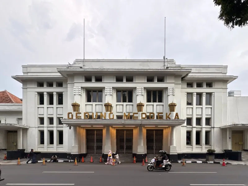 10 Destinasi Tempat Bersejarah di Bandung yang Terkenal