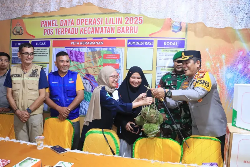 Kapolres Barru AKBP Ananda Fauzi Harahap turun langsung mengecek sejumlah pos pengamanan jelang puncak perayaan Tahun Baru.