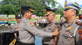 Upacara dipimpin langsung Kapolres Barru AKBP Ananda Fauzi Harahap. Dalam amanatnya, Kapolres menegaskan bahwa kenaikan pangkat bukan hak mutlak, melainkan hasil dari kinerja, prestasi, dan penilaian karier.