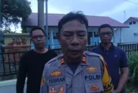 Kapolsek Tanete Rilau, IPTU Yusran, memastikan bocah 9 tahun, Muhammad Fais, ditemukan meninggal di bendungan. (Doc. Redaksiku.com)