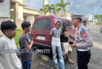 Sebanyak 733 pelanggar terciduk. Mayoritas tak pakai helm dan main HP saat berkendara. ETLE merekam 584 kasus!
Tetap tertib,keselamatan nomor satu.