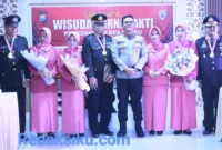Momen haru di Polres Barru. Tiga personel dilepas Kapolres lewat prosesi pedang pora. Terima kasih atas pengabdian terbaik.