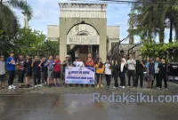 BRI Barru bersama warga Desa Lipukasi kompak gotong royong membersihkan Masjid At-Thariq. Mulai dari halaman, area wudhu, hingga fasilitas masjid dirapikan demi kenyamanan jamaah.
