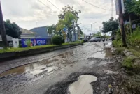 Lubang besar tergenang saat hujan, rawan kecelakaan. Perbaikan hanya tambal sulam, warga minta perbaikan permanen agar aman bagi pengendara. Jenderal Sudirman, Kelurahan Sumpang Binangae, Kecamatan Barru, Kabupaten Barru, Sulawesi Selatan, tepatnya di jalur dua