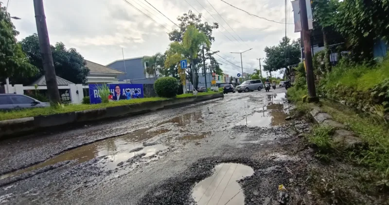 Lubang besar tergenang saat hujan, rawan kecelakaan. Perbaikan hanya tambal sulam, warga minta perbaikan permanen agar aman bagi pengendara. Jenderal Sudirman, Kelurahan Sumpang Binangae, Kecamatan Barru, Kabupaten Barru, Sulawesi Selatan, tepatnya di jalur dua
