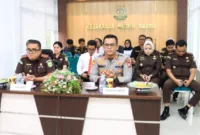 Kapolres Barru AKBP Ananda Fauzi Harahao, S.I.K., M.H., bersama Kepala Kejaksaan Negeri Barru Syamsyurezky, S.H., M.H., mengikuti secara daring penandatanganan Memorandum of Understanding (MoU) sinergitas Polri dan Kejaksaan.