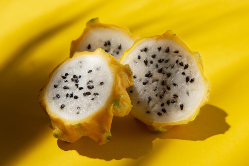Buah Naga Kuning dan 4 Manfaatnya yang Jarang diketahui Ilustrasi Buah Naga Kuning yang Kaya Manfaat