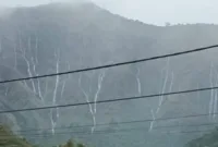 Gunung Menangis Jadi Sorotan, Viral Fenomena Air Terjun Dadakan di Sembalun