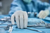 Viral Dokter Operasi Korban Kecelakaan di Pinggir Jalan Demi Selamatkan Nyawa
