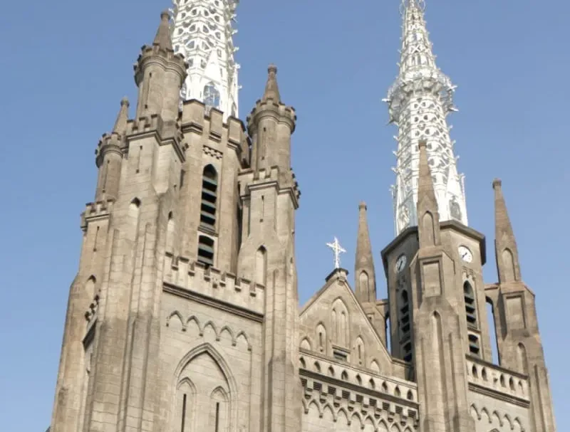 Simak panduan Misa Malam Natal 2025 di Gereja Katedral Jakarta agar umat tidak salah jadwal dan lokasi. (Foto: katedraljakarta.or.id)