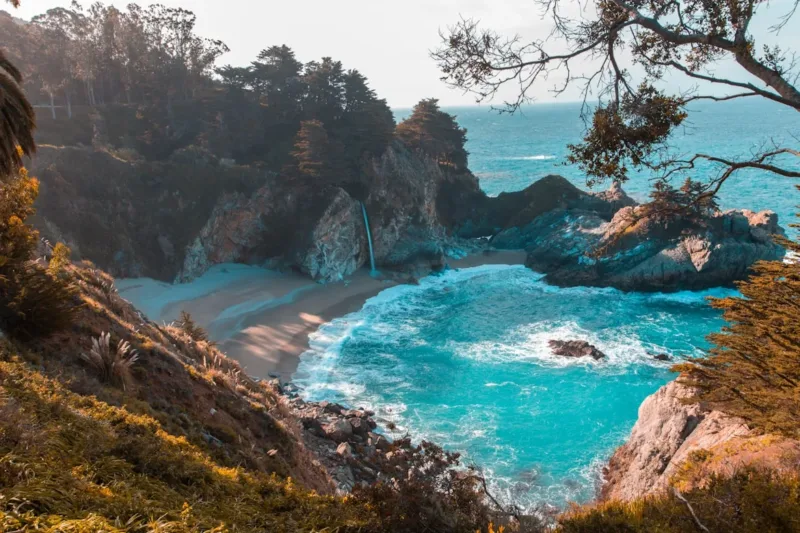 Ilustrasi pantai di sekitar Gunungkidul yang tersembunyi dan cantik untuk destinasi akhir tahun berbeda. (Foto: Unsplash)