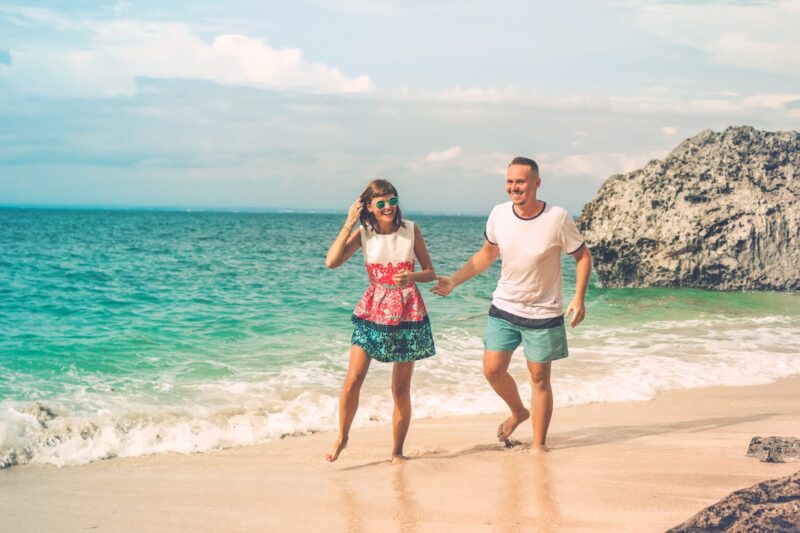 Inilah kumpulan prompt Gemini AI untuk edit foto di pantai yang membuat hasil foto lebih dramatis dan profesional. (Foto: Unsplash)