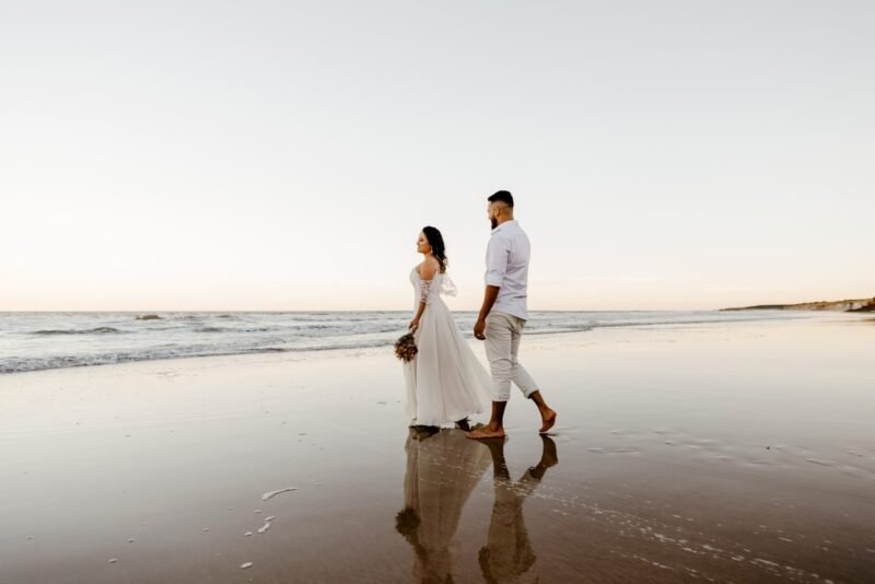 Berikut adalah kumpulan prompt Gemini AI pasangan prewedding dengan gaya realistis dan sinematik untuk menghasilkan foto estetik berkualitas tinggi. (Foto: Unsplash)