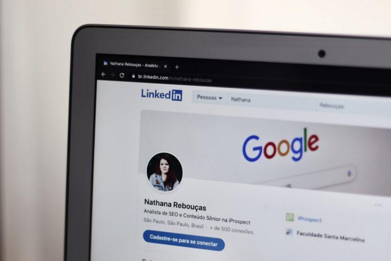 Temukan 50 prompt Gemini AI terbaik untuk edit foto profil LinkedIn agar tampil profesional dan berkelas. (Foto: Unsplash)