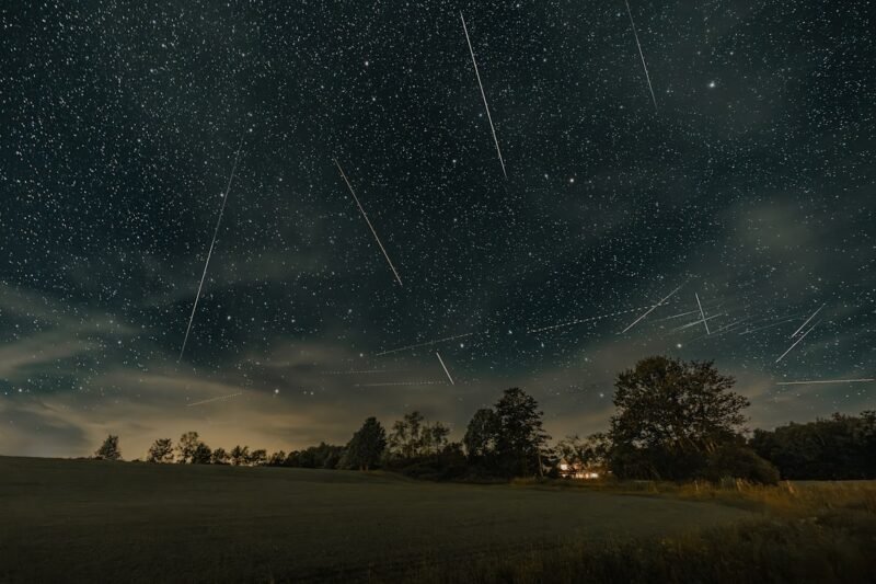 Simak panduan lengkap menikmati hujan meteor Geminid 2025 dengan tips lokasi, waktu, dan persiapan agar pengalaman optimal. (Foto: Unsplash)