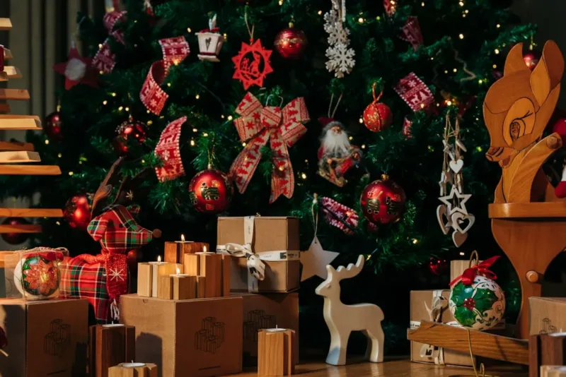 Inilah deretan tradisi natal paling unik di dunia yang membuat perayaan semakin berwarna dan bermakna. (Foto: Unsplash)