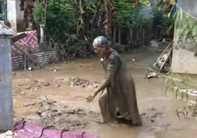 Viral Perjuangan Nenek Menerjang Lumpur, Demi Ambil Bantuan Relawan