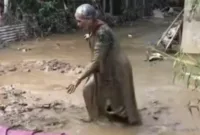 Viral Perjuangan Nenek Menerjang Lumpur, Demi Ambil Bantuan Relawan