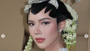 PESONA BUSANA RESEPSI DJ PATRICIA SCHULDTZ, PADUKAN ADAT SOLO DAN SENTUHAN MODERN PESONA BUSANA RESEPSI DJ PATRICIA SCHULDTZ, PADUKAN ADAT SOLO DAN SENTUHAN MODERN