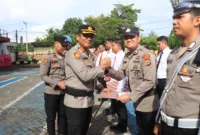 Kapolres Barru AKBP Ananda Fauzi Harahap memberikan penghargaan kepada personel teladan Polres Barru.