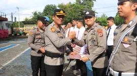 Kapolres Barru AKBP Ananda Fauzi Harahap memberikan penghargaan kepada personel teladan Polres Barru.