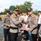 Kapolres Barru AKBP Ananda Fauzi Harahap memberikan penghargaan kepada personel teladan Polres Barru.