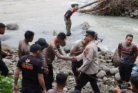 Brimob Polda Sulsel bersama Polres Barru membangun jembatan darurat di Dusun Pakka demi mempermudah akses warga.