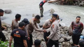 Brimob Polda Sulsel bersama Polres Barru membangun jembatan darurat di Dusun Pakka demi mempermudah akses warga.