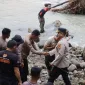 Brimob Polda Sulsel bersama Polres Barru membangun jembatan darurat di Dusun Pakka demi mempermudah akses warga.