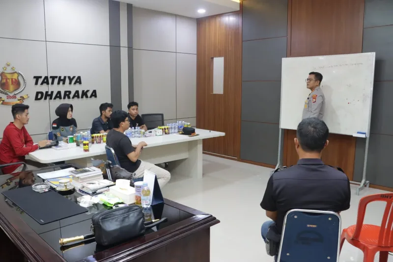 Arus Informasi Kian Deras, Kapolres Barru Bimtek Humas