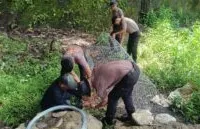 Demi Akses Warga, Brimob Bangun Jembatan di Barru