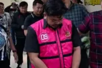 Urus kasus hingga CPNS pakai nama jaksa, ulah pelaku akhirnya terhenti. Jaksa gadungan diciduk Kejati Sulsel usai menjanjikan setop perkara dan kelulusan CPNS.